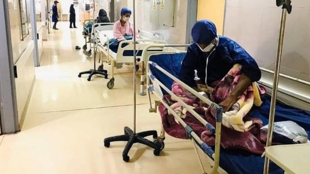 گزارش ها از ایران حاکی است در برخی از شهرها ظرفیت بیمارستانی تکمیل شده و بیماران اجبارا در راهروها جا داده می شوند