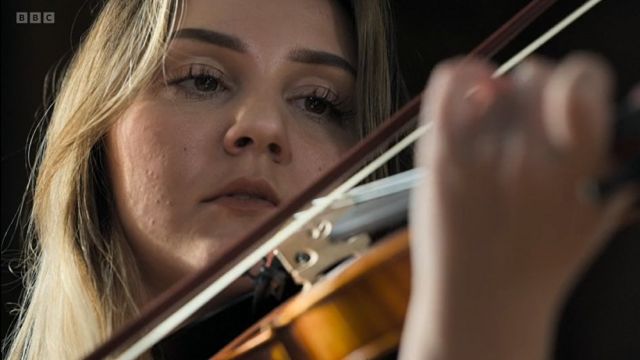 Alexia Lopez tocando violin