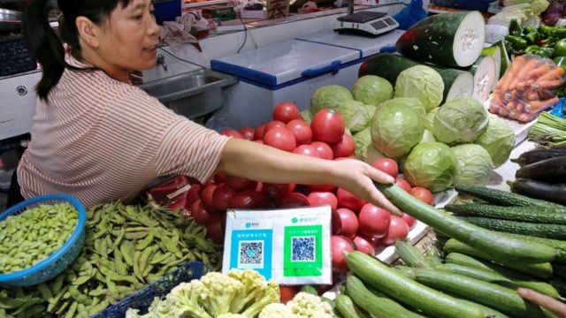 Mujer vende verdura con la aplicación WeChat.