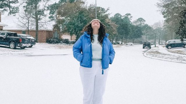 Joceli Lima em meio à rua coberta de neve. Houston não estava preparada para nevasca