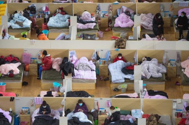 患者在武漢體育中心方艙醫院休息