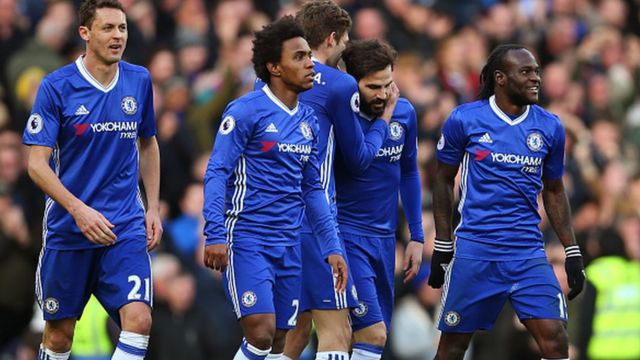 Les joueurs de Chelsea jubilent après le 3e but marqué par Cesc Fabregas à la 85e minute de jeu