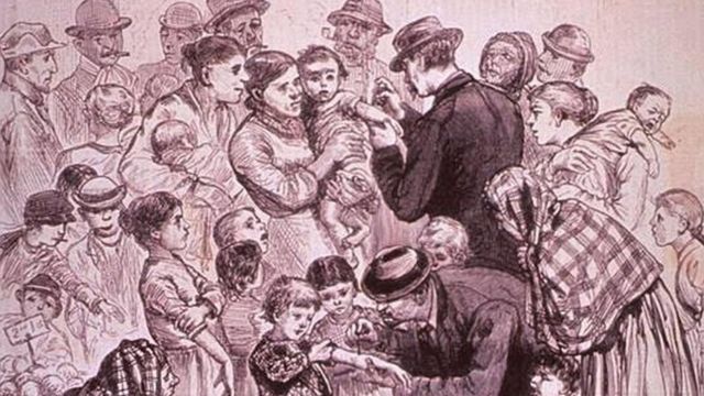 Ilustração antiga de um profissional de saúde aplicando vacina em crianças, com várias pessoas ao redor
