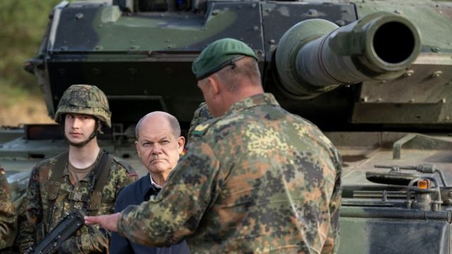 Thủ tướng Đức Olaf Scholz đi ngang qua xe tăng chiến đấu chủ lực Leopard 2