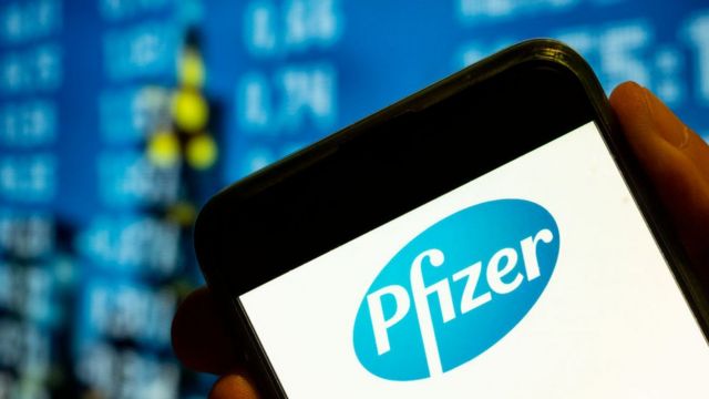El logo de Pfizer en un telefono