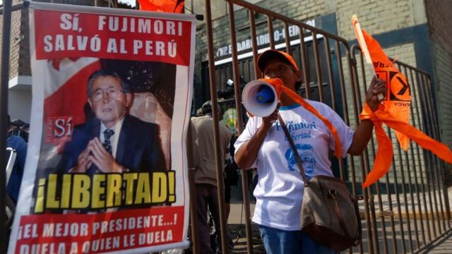 Simpatizante pro Fujimori esgrime una pancarta a las puertas del penal de Barbadillo.