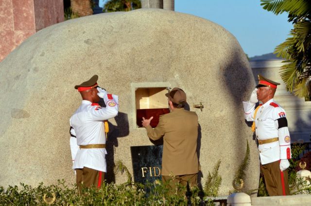 卡斯特羅的弟弟、現任古巴總統保羅·卡斯特羅親手安放骨灰盒。