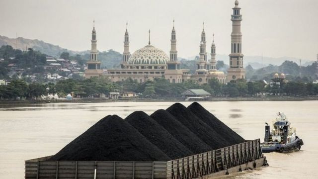 Kapal menarik batu bara.