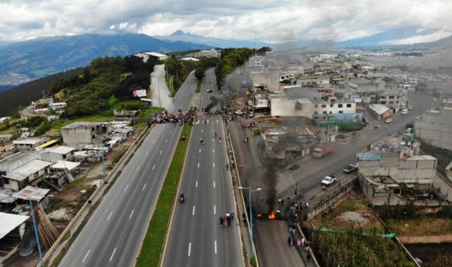 Manifestantes bloquean una avenida principal en Quito, Ecuador.