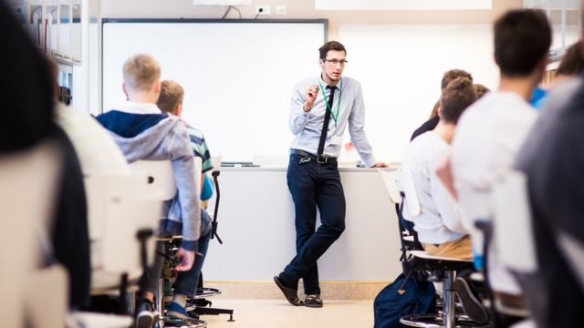 Professor em sala de aula na Estônia
