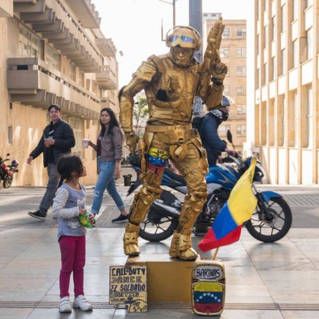 Un migrante venezolano trabajando como estatua humana en Colombia.