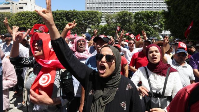 يهتفون مطالبين بالتغيير في احتجاجات في تونس