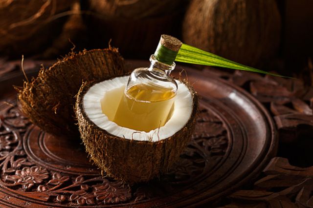 L'huile de coco, bienfaits, utilisation et précautions - La Fourche