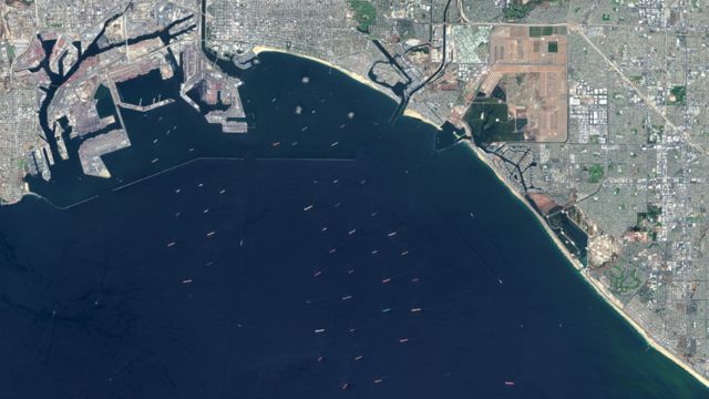 Una imagen satelital muestra los buques con contenedores esperando fuera del puerto de Los Ángeles.
