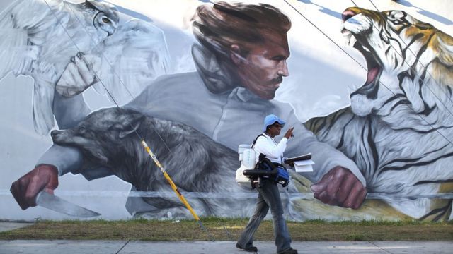 Una mujer recorre con una fumigadora las calles de Wynwood.