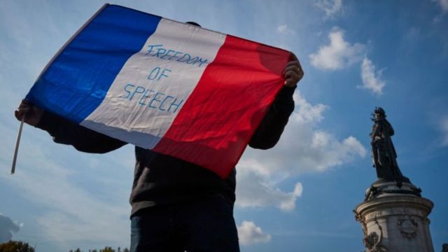 প্যারিসে শিক্ষক হত্যাকান্ডের বিরুদ্ধে বিক্ষোভে ফরাসী পাতাকার ওপর স্লোগান ‘মত প্রকাশের স্বাধীনতা‘