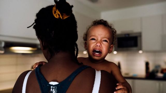 研究發現，涉及情感層面的家務，比如安撫情緒受創的孩子，一般都是母親的責任（Credit: Getty Images）