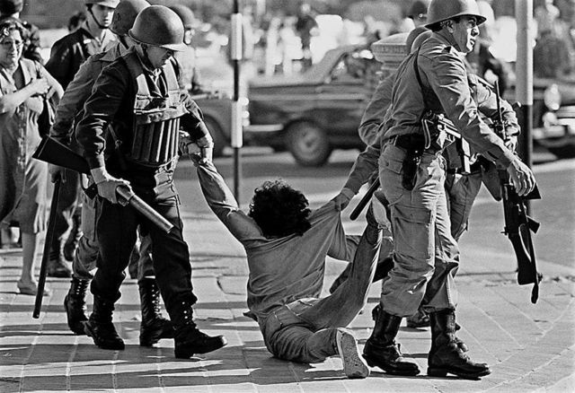 پلیس در حین یک دستگیری یک معترض در بوئنوس آیرس، ۱۹۸۲