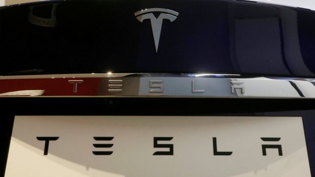 Logo de Tesla en la parte posterior de uno de sus vehículos.