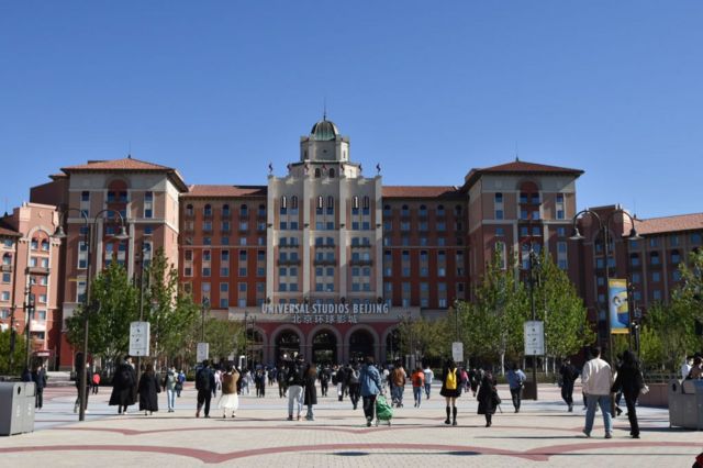In areas where there is no epidemic, the lives of residents are relatively normal. The picture shows tourists heading to the newly opened Universal Studios in Beijing.