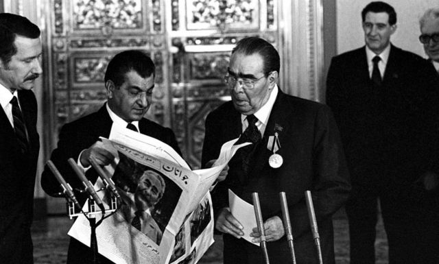 ببرک کارمل، از رهبران کودتای هفت ثور در افغانستان و لئونید برژنف (رهبر پیشین اتحاد جماهیر شوروی وقت) در کاخ کرملین (دسامبر ۱۹۸۱)