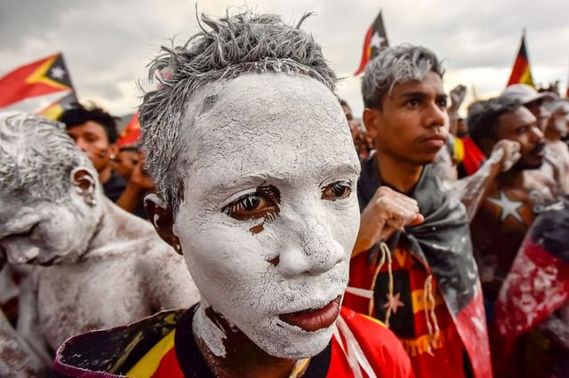 Militantes de un partido político participan en una manifestación en Dili, Timor Oriental.