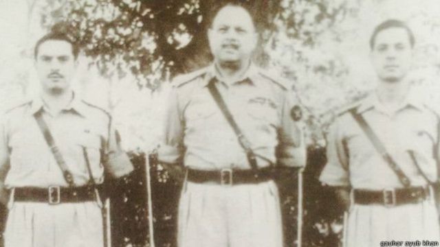 अयूब खां अपने दोनों बेटों के साथ. दायीं ओर हैं गौहर अयूब ख़ां.