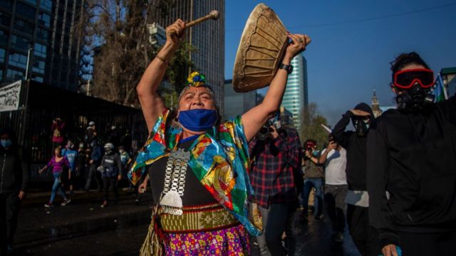 Mujer mapuche protesta en Chile