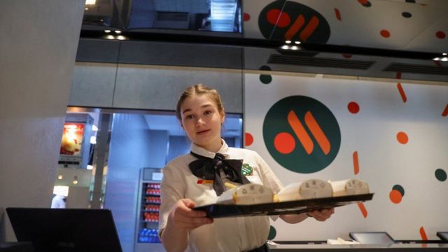 Rusia inaugura en Moscú Vkusno i Tochka, la tienda que reemplaza a  McDonald's - BBC News Mundo