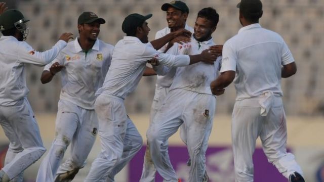 जश्न मनाते हुए बांग्लादेश की टीम