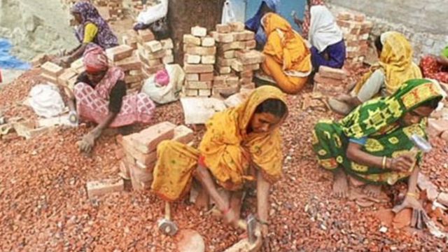 भारत के असंगठित क्षेत्र में बड़ी संख्या में महिलाएँ काम करती हैं