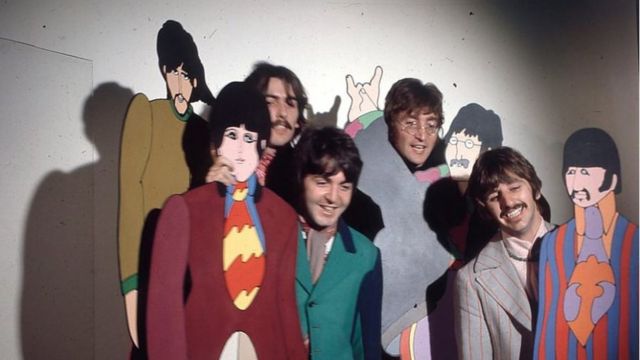 The Beatles bersama dengan figurine tokoh animasi mereka di Yellow Submarine