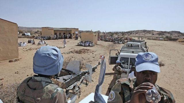 Les casques bleus accusés d'avoir ignoré l'appel à l'aide des humanitaires lors de l'attaque de leur complexe par des soldats sud-soudanais à Juba, en juillet 2016.