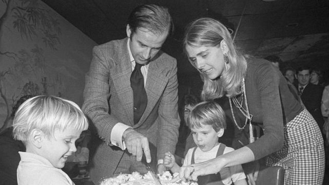 Joe Biden com sua primeira esposa e filhos em uma foto antiga em preto e branco