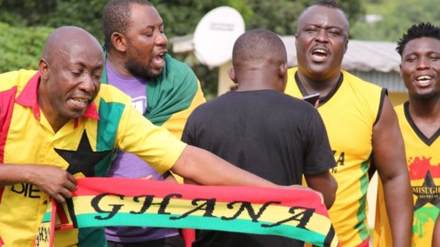 Les supporters ghanéens à Franceville chantent et dansent pour soutenir leur équipe