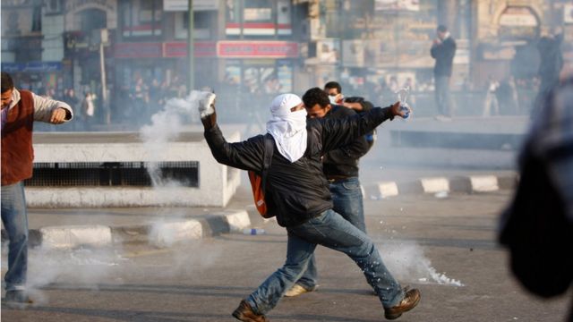 治安部隊が使用した催涙ガスの缶を投げ返すデモ参加者（2011年1月、エジプト・カイロ）
