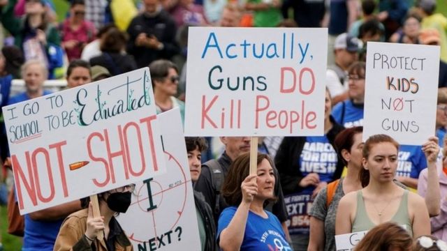 تظاهر كثيرون في أنحاء متفرقة بالولايات المتحدة يوم السبت للمطالبة بقوانين أكثر صرامة لحيازة الأسلحة