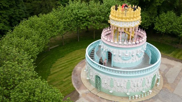 Waddesdon Manor's wedding cake sculpture opening for tours - BBC News