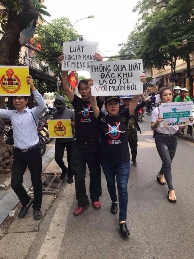 Bà Nguyễn Thúy Hạnh tham gia biểu tình chống Luật Đặc khu năm 2018