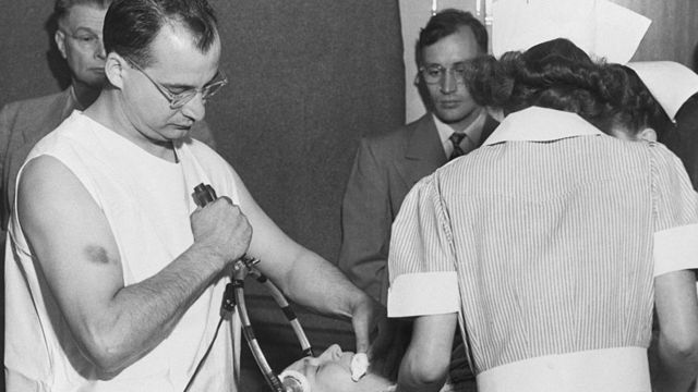 El colega de Freeman, el Dr. James Shanklin, preparando a un paciente para la lobotomía transorbital.