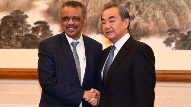 El director general de la OMS, Tedros Adhanom, junto al ministro de Exteriores de China, Wang Yi.