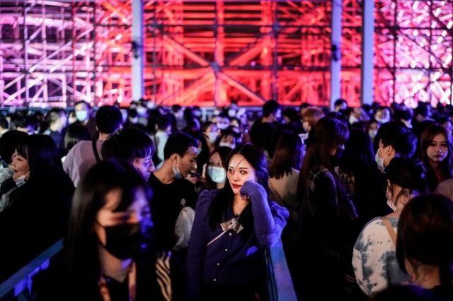 尽管中国一直有批评“洋节”之声，但仍有很多年轻人参与庆祝圣诞节与万圣节。图为刚刚过去的万圣节，吸引了很多武汉市民前来狂欢。