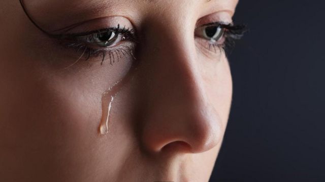 هل البكاء مفيد لصحتنا بشكل عام؟ - BBC News عربي