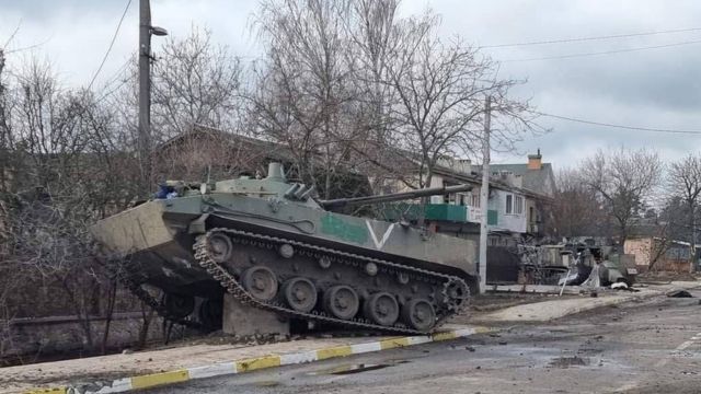 Російська БМД-4М, що застрягла в Гостомелі під час бою з бійцями ГУР МО України