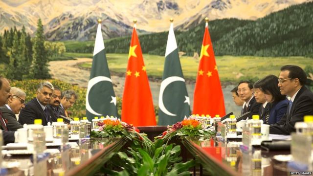 एका परिषदेदरम्यान चीन आणि पाकिस्तानचे प्रतिनिधी