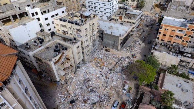 نمای هوایی ساختمان‌هایی را در شهر غزه نشان می‌دهد که با حمله اسرائیل به تونل‌های زیرزمینی فرو ریختند ( مه ۲۰۲۱ )