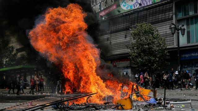 Fuego en las protestas en Santiago.