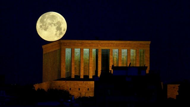 La superluna sobre el Anitkabir, el mausoleo de Mustafá Kemal Ataturk, fundador de la Turquía moderna