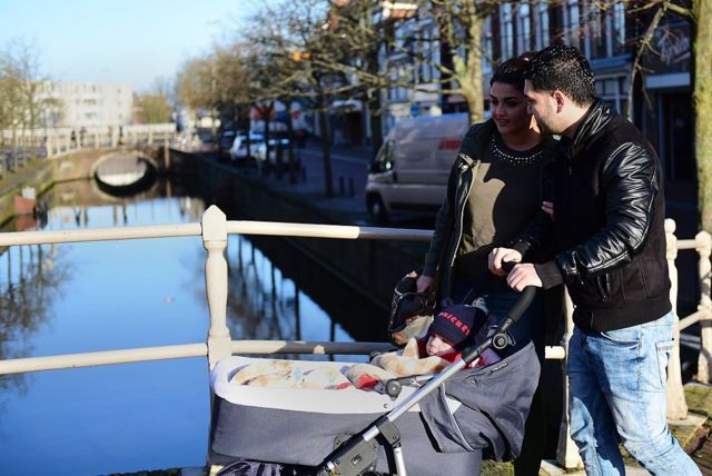 Ahmad et Alia, réfugiés irakiens, et leur bébé Adam à Leeuwarden, aux Pays-Bas.