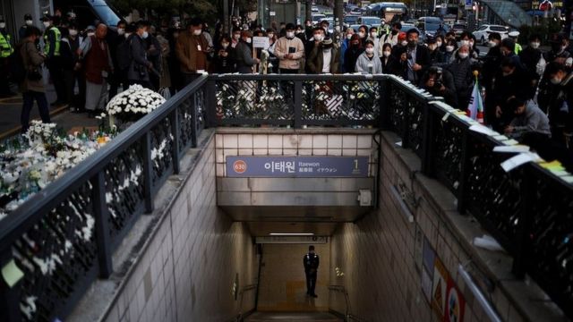 People near Itaewon subway station are full of flowers